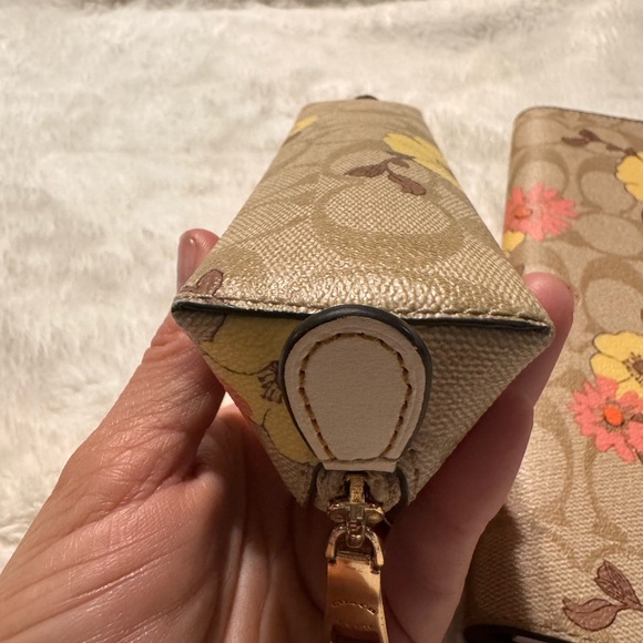 Coach Floral Notebook and pen holder - Floral Cluster in Khaki Signature Canvas - Picture 8 of 13